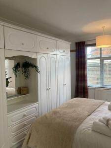 布里德灵顿Park View Apartment的白色的卧室设有床和窗户
