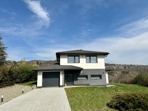 圣安德烈Luxury Villa Rosemary with free parking in Szentendre的前面有车道的白色房子