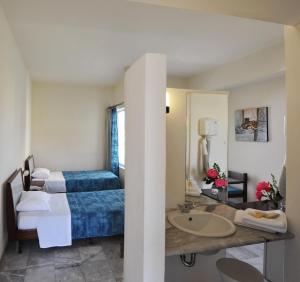 干尼亚罗登酒店的酒店客房设有床和水槽