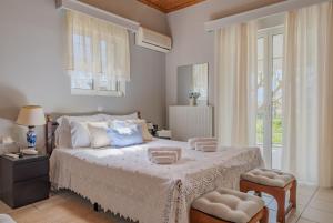 卡拉马孔Heliotropio的卧室配有一张带白色床单和枕头的大床。