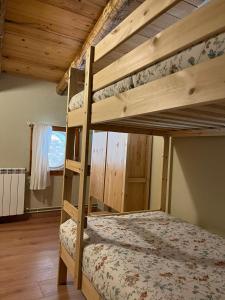 VíllecCal Lluch的小屋内设有一间带两张双层床的卧室