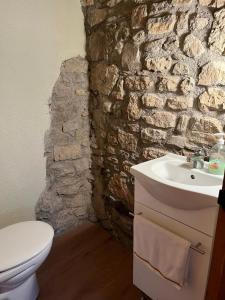 VíllecCal Lluch的一间带水槽和石墙的浴室