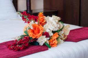 麦加فندق دار الريس - Dar Raies Hotel的床上一束鲜花