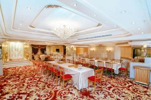 麦加فندق دار الريس - Dar Raies Hotel的宴会厅配有桌椅和吊灯