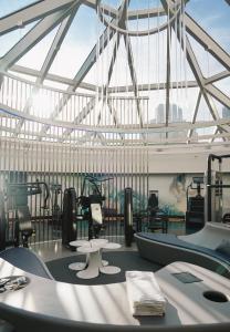 旧金山旧金山W酒店的健身房设有大型玻璃天花板和设备