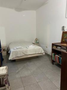 福尔摩沙Luminoso departamento en Planta Alta的一间卧室配有一张床和一个梳妆台