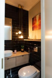坦佩雷Tyylikäs City-huoneisto的一间带卫生间、水槽和镜子的浴室