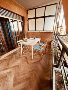 菲乌米奇诺Appartamento tra Aeroporto DaVinci e Fiera di Roma的阳台的用餐室配有桌椅