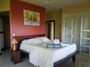 San PedrilloHouse Susan的一间卧室设有两张床和红色的墙壁