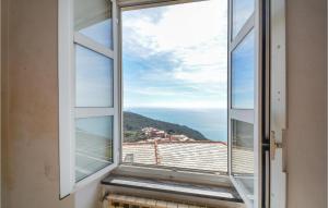 博纳索拉Stunning Home In Bonassola With House Sea View的享有海景的开放式窗户