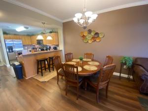 鸽子谷River Crossing Resort的用餐室以及带桌椅的厨房。
