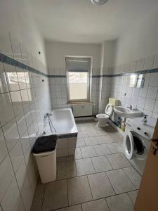 莱比锡Monteurwohnung in Leipzig的带浴缸、卫生间和盥洗盆的浴室