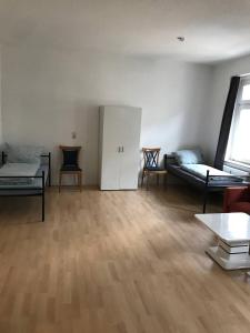 莱比锡Monteurwohnung in Leipzig的一间带两张床和一张沙发的客厅