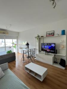 布宜诺斯艾利斯Apartment in Downtown Buenos Aires的带沙发和电视的客厅