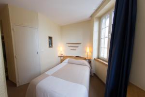 圣马洛圣佩德罗酒店的一间小卧室,配有白色的床和窗户
