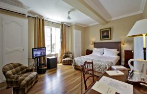 特雷莫拉长者之家酒店的配有一张床和一张书桌的酒店客房