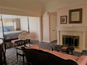 门多西诺门多西诺酒店及花园宾馆的客厅设有一张床和一个壁炉