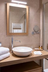 特雷莫拉长者之家酒店的浴室设有大型白色水槽和镜子