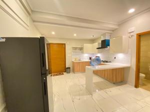 拉瓦尔品第De-Meridian Luxury Apartments的厨房配有冰箱和台面
