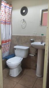昆卡雀雷恩西亚旅馆的一间带卫生间和水槽的浴室