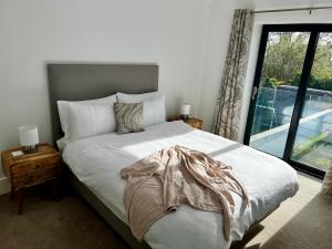 波马利斯Modern Townhouse in the heart of Beaumaris的一间卧室设有一张床和一个大窗户