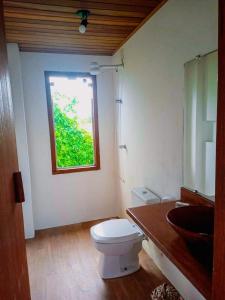 马劳Morada Luz das Estrelas Barra Grande的一间带卫生间和窗户的浴室