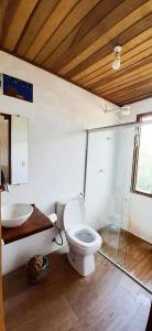 马劳Morada Luz das Estrelas Barra Grande的一间带卫生间和水槽的浴室