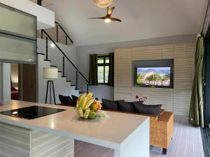 波拉波拉Fare Luna - Comfy New home in Bora Bora的厨房里设有一张桌子,上面放着一碗香蕉