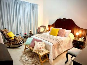 帕潘特拉德奧拉特Freijoó Casa Vintage的一间卧室配有一张带色彩缤纷枕头的大床