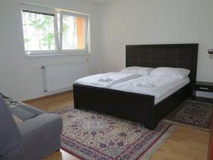 VažecUbytovňa Kriváň的一间卧室配有床、沙发和地毯。
