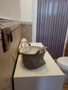 阿格里真托Scorcio Di Mare的带卫生间的浴室内的盥洗盆