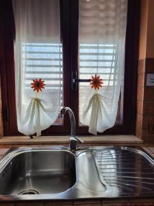 阿格里真托Scorcio Di Mare的厨房水槽和窗户上的两条毛巾