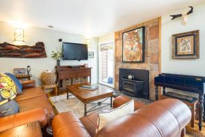 提顿村Camp Cottonwood的客厅配有皮革家具和壁炉