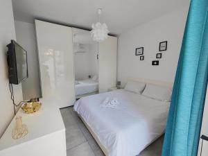 佩塔Large Central Apartment Near Valletta & Seafront的一间白色卧室,配有床和电视