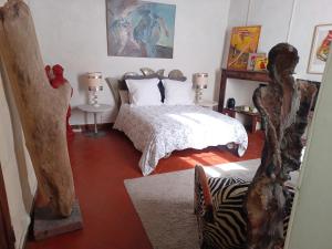 阿尔勒奥昂格斯酒店的一间卧室配有一张床和雕像