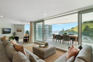 芒格努伊山Executive Oceanside Apartment的客厅配有沙发和桌子