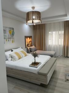 穆罕默迪耶Studio SvEt in ParC Mohammedia的一间卧室配有一张大床和一张沙发