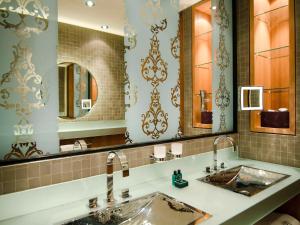 阿姆斯特丹索菲特的一间带水槽和两面镜子的浴室