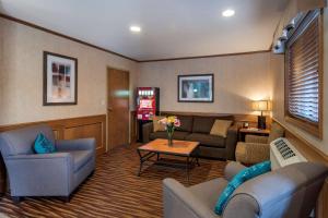 萨蒙阿姆SureStay Plus Hotel by Best Western Salmon Arm的带沙发和桌子的客厅