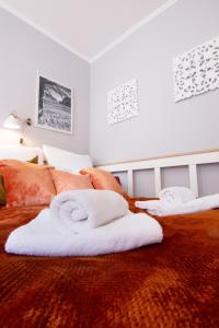 不莱梅Mediterrane Wohnung nahe HBF mit Domblick的卧室配有2条白色毛巾。