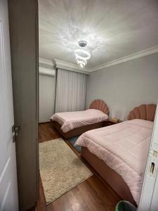 Sheikh Zayedكمبوند بيفرلي هيلز سوديك الشيخ زايد的一间卧室设有两张床和天花板