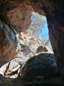 Puebla de Don RodrigoLa Balconera de Ana的从岩石洞内欣赏美景