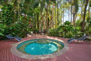 棕榈湾Belle Escapes Drift Beachfront Resort Suite 3409的花园中的一个游泳池