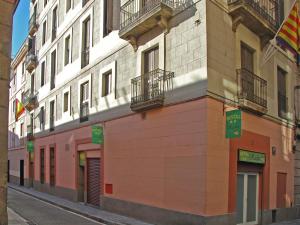 巴塞罗那Hostal Radio Barcelona的城市街道上的建筑物