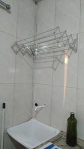 伊列乌斯Hospedaria Ilhéus 03的浴室的墙上设有卫生纸分配器