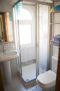 莫莱拉Appartment Kristal Mar II的带淋浴、卫生间和盥洗盆的浴室