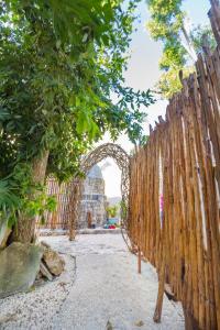 图卢姆Jaakbal Tulum的建筑前有拱门的木栅栏