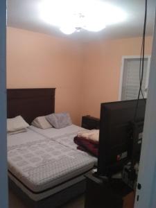 乌斯怀亚AzulTDF C的一间卧室配有一张床和电视