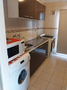 乌斯怀亚AzulTDF C的厨房配有洗衣机和水槽