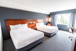 斯普林菲尔德斯普林菲尔德费城万豪万怡酒店的酒店客房设有两张床和窗户。